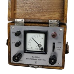 [00009] tragbares Pr�fger�t f�r Strommessungen bis 300 Ampere, Holzgeh�use; Excelsiorwerke