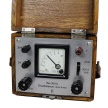 [00009] tragbares Pr�fger�t f�r Strommessungen bis 300 Ampere, Holzgeh�use; Excelsiorwerke