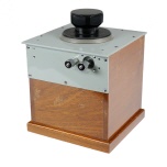 [00045] Pr�zisions-Drehkondensator 0 - 1100 pF in massiver Ausf�hrung in einem Holzgeh�use; gro�er Drehknopf mit Skalenscheibe und Markierungen alle 10 pF; Anschluss �ber verchromte, massive Schraubklemmen.