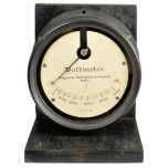 [00587] Elektrostatisches Voltmeter in Ebonit-Geh�use, zum Aufbau auf Schalttafeln ausgelegt. AEG; ca. 1900