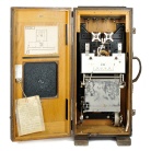[00658] gro�er Linienschreiber mit Uhrwerkantrieb und zugeh�renden Vorwiderst�nden in gro�em Eichenholzkasten; Siemens & Halske; 1910