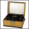 [00010] kleines Feldmegert zur Spannungs, Element- und Leitungsprfung, Widerstandsmessung, Holzgehuse mit Blechbeschlag; Gebr. Ruhstrat AG; ca. 1940