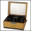 [00010] kleines Feldmegert zur Spannungs, Element- und Leitungsprfung, Widerstandsmessung, Holzgehuse mit Blechbeschlag; Gebr. Ruhstrat AG; ca. 1940