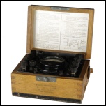 [00010] kleines Feldmegert zur Spannungs, Element- und Leitungsprfung, Widerstandsmessung, Holzgehuse mit Blechbeschlag; Gebr. Ruhstrat AG; ca. 1940