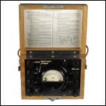 [00010] kleines Feldmegert zur Spannungs, Element- und Leitungsprfung, Widerstandsmessung, Holzgehuse mit Blechbeschlag; Gebr. Ruhstrat AG; ca. 1940