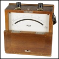 [00116] tragbares Labor-Voltmeter in Holzgehuse, Holzgehuse; Excelsiorwerke