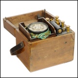 [00356] Telephonbrcke nach Nippoldt (Nr. 450, 451) dient zur Bestimmung der bergangs-Widerstnde von stromlosen Erdleitungen, insbesondere von Blitzableitern; Hartmann & Braun; um 1890