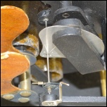 [00587] Elektrostatisches Voltmeter in Ebonit-Gehuse, zum Aufbau auf Schalttafeln ausgelegt. AEG; ca. 1900