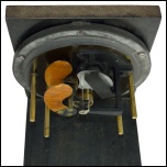 [00587] Elektrostatisches Voltmeter in Ebonit-Gehuse, zum Aufbau auf Schalttafeln ausgelegt. AEG; ca. 1900