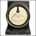 [00587] Elektrostatisches Voltmeter in Ebonit-Gehuse, zum Aufbau auf Schalttafeln ausgelegt. AEG; ca. 1900