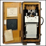 [00658] groer Linienschreiber mit Uhrwerkantrieb und zugehrenden Vorwiderstnden in groem Eichenholzkasten; Siemens & Halske; 1910